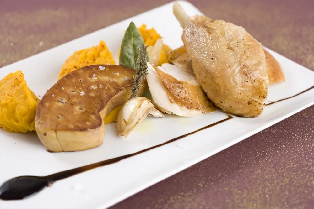 Volaille de Noël, foie gras poêlé et purée de patates douces au curry
