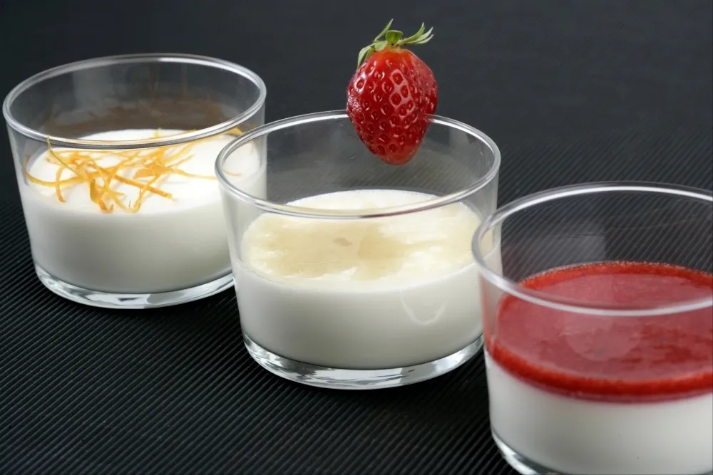 Image recette Panna cotta à la vanille, coulis de fraises fraîches