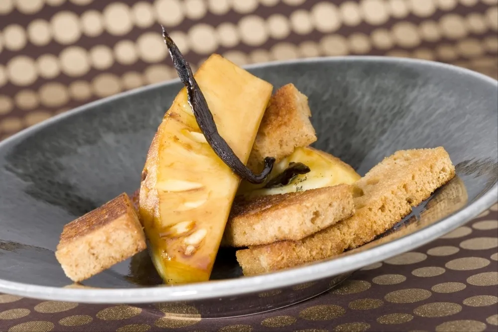 Ananas rôti à la vanille Bourbon, pain d'épice façon pain perdu