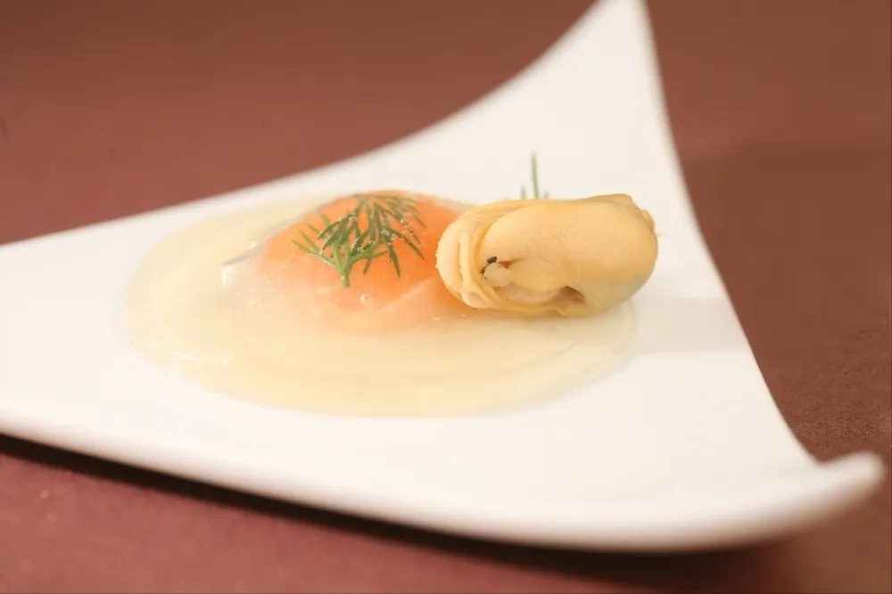 Image recette Raviole fine en gelée de coquillages, saumon mi-cuit à l'aneth