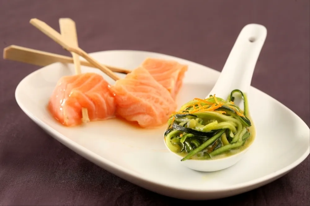 Image recette Cubiques de saumon flambé, courgettes aux agrumes