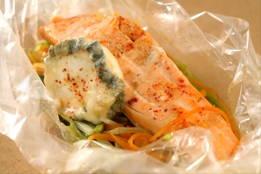 Image recette Papillote de saumon au Saint-Maure, julienne de légumes croquants