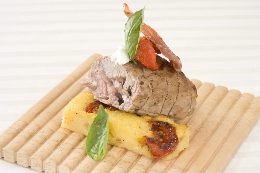 Image recette Gigotin d'agneau au chèvre et jambon de Parme, croustillant de polenta aux tomates confites
