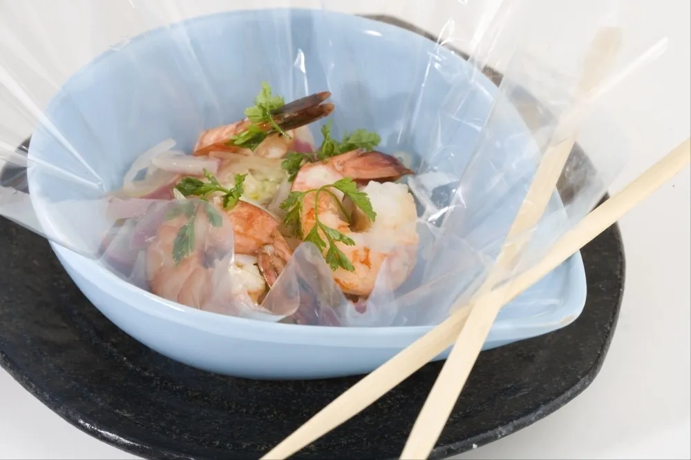 Image recette Papillote translucide de gambas au navet et radis rouge, crème de wasabi