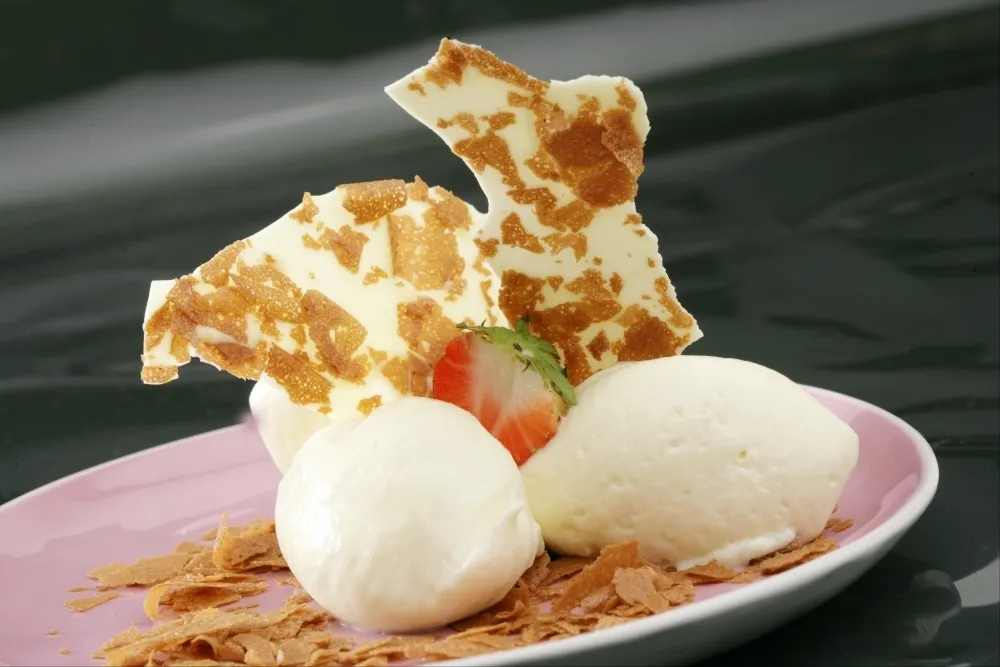 Recette Quenelles de mousse au chocolat blanc croustillantes