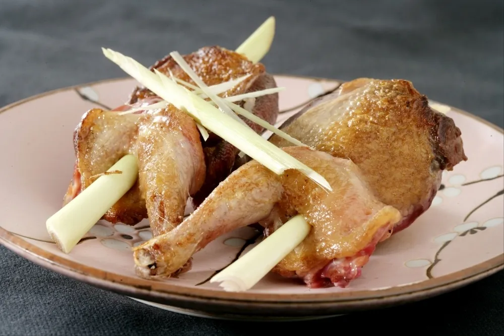 Image recette Pigeon en crapaudine, brochette de citronnelle