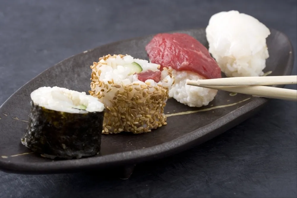 Assortiment de sushis et makis au saumon