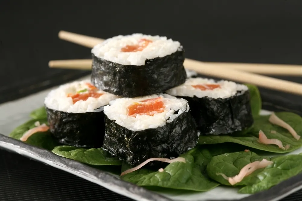 Maki de saumon au chèvre frais, jeunes pousses d'épinard 