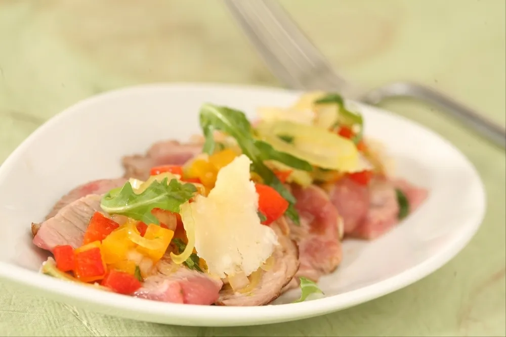 Image recette Carpaccio de veau mi-cuit aux légumes croquants, copeaux de parmesan et roquette