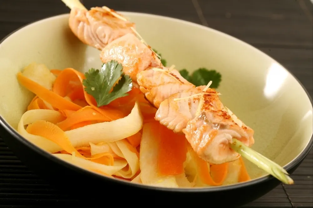 Image recette Brochette de saumon à la citronnelle, tagliatelle de légumes au gingembre frais
