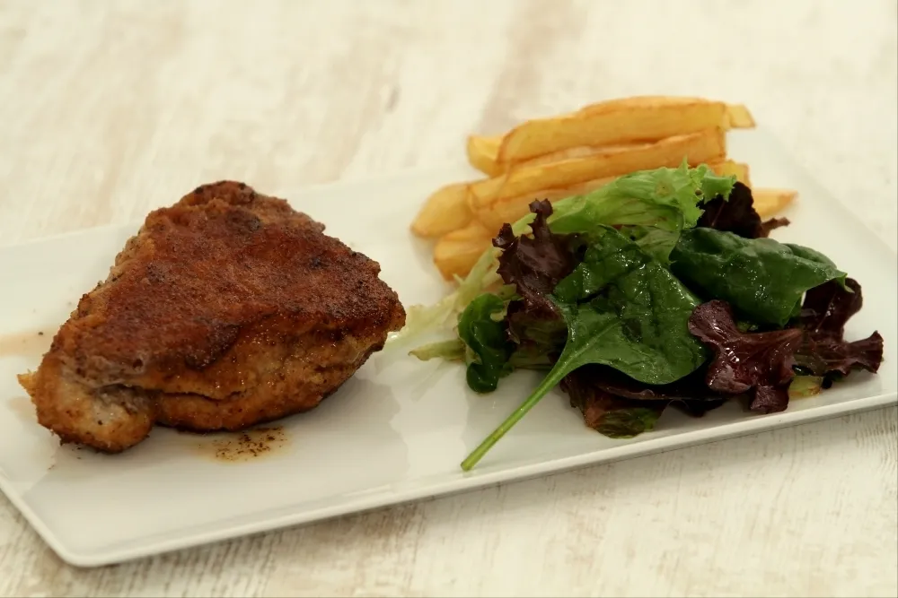 Image recette Cordon bleu maison, frites et salade sauce piquante