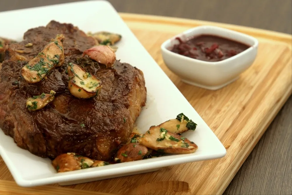 Côte de boeuf sauce bordelaise et cèpes en persillade