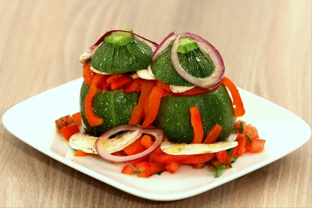 Légumes cuits farcis aux légumes crus
