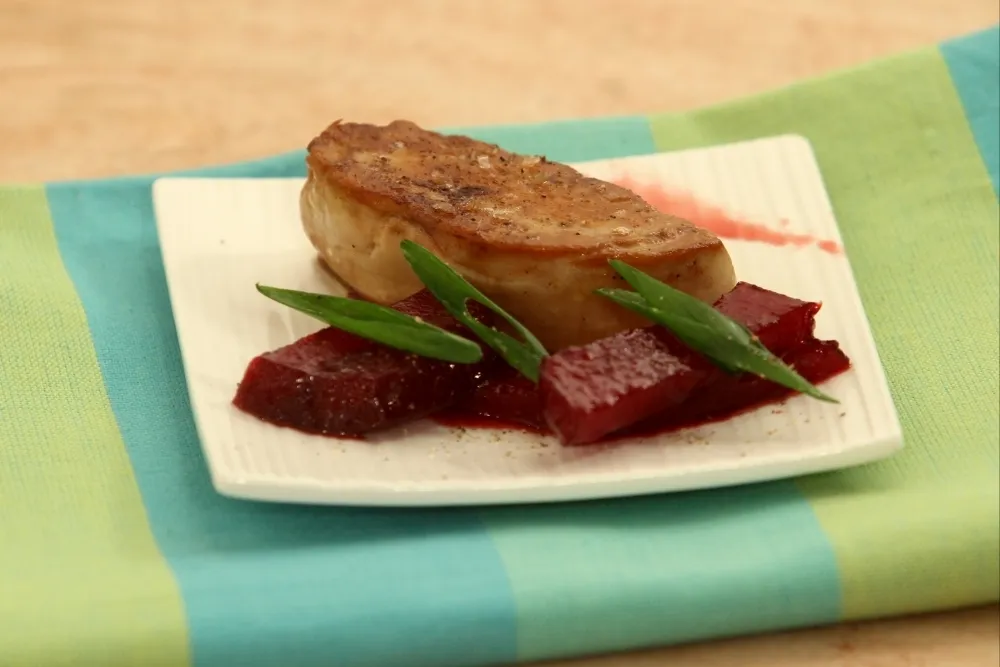 Image recette Tranche de foie gras poêlée, betteraves confites à la crème de cassis
