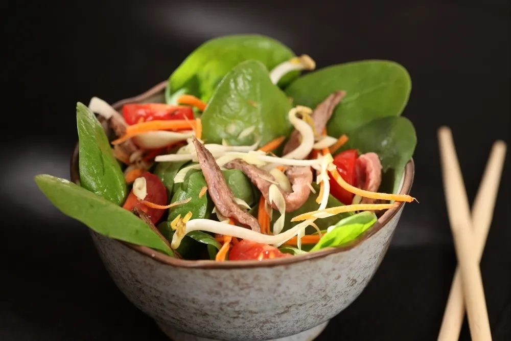 Salade de pousses d'épinard et boeuf façon Thaï