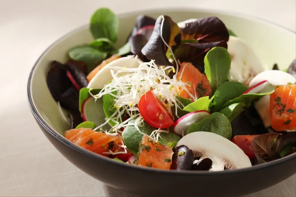 Image recette Salade Petit Bouquet, saumon mariné et pousses d'alfalfa