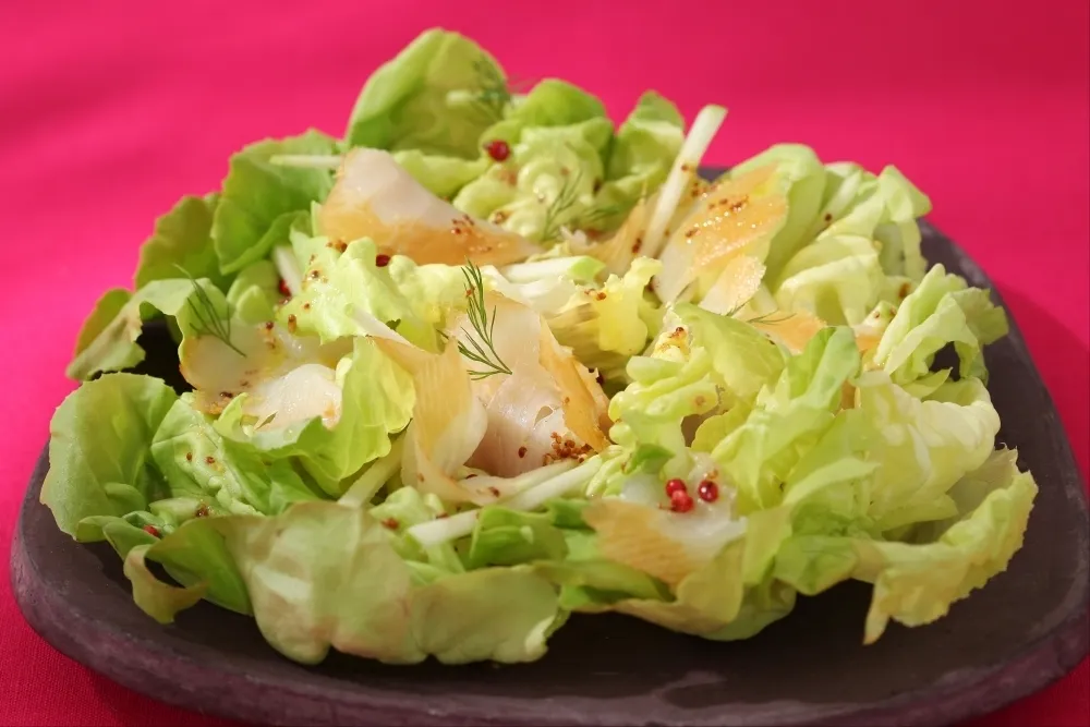 Image recette Salade coeurs de Laitue au flétan fumé et sauce moutarde aux baies roses