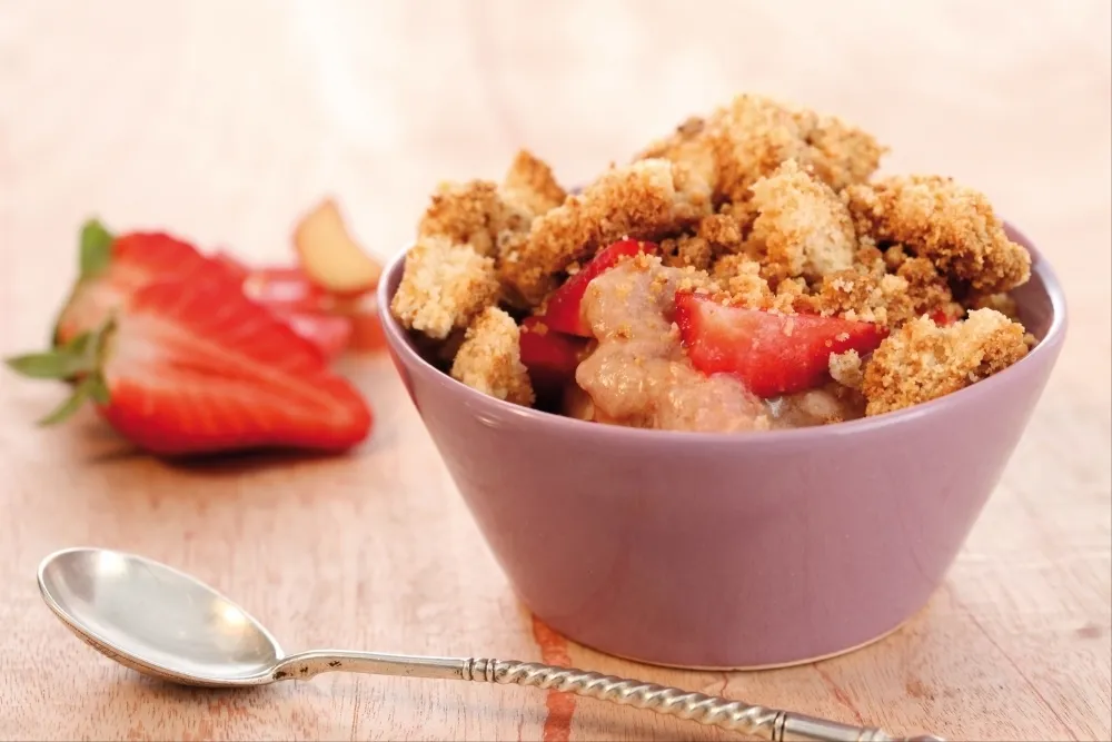 Image recette Crumble à la rhubarbe, fraise et noix de coco