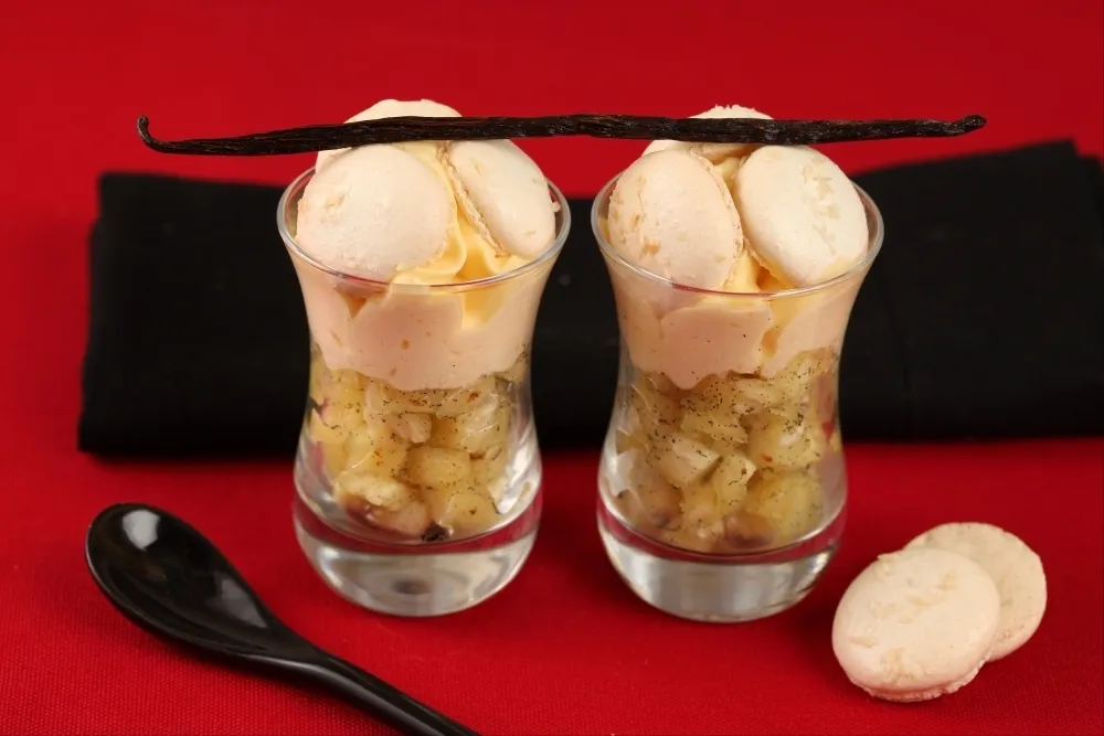 Image recette Verrine d'ananas à la vanille, mousse mangue siphonnée et macaron coco