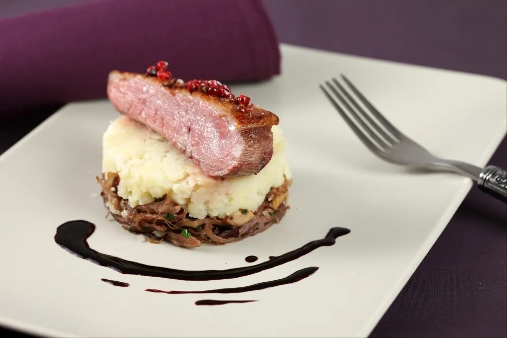 Image recette Compressé de canard en 2 cuissons, dés de foie gras poêlé et jus de vin rouge 