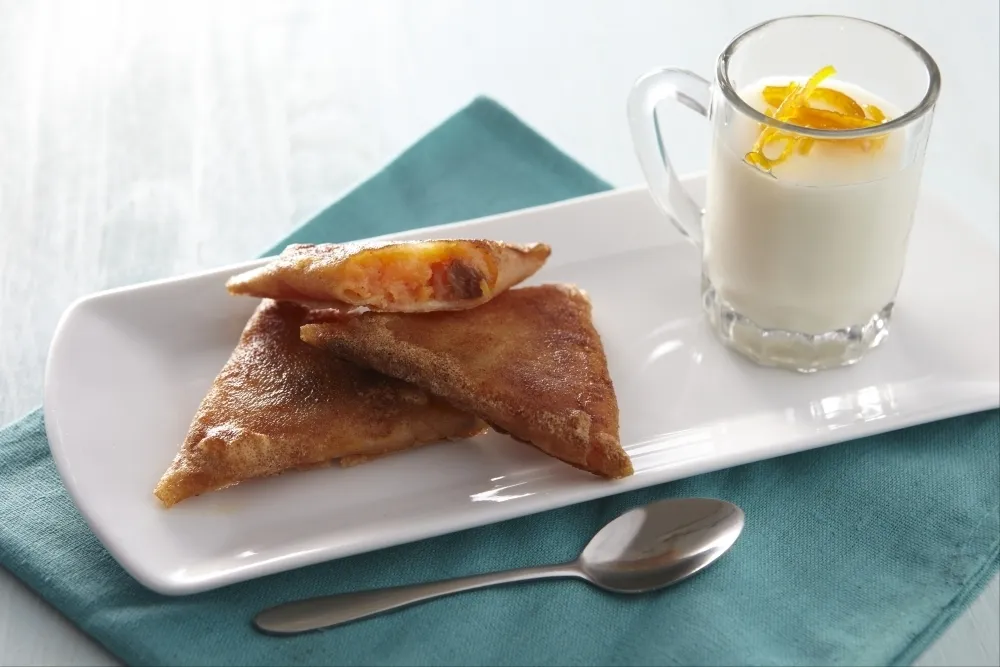 Image recette Crème de lait à la fleur d'oranger, samoussas de patate douce aux épices