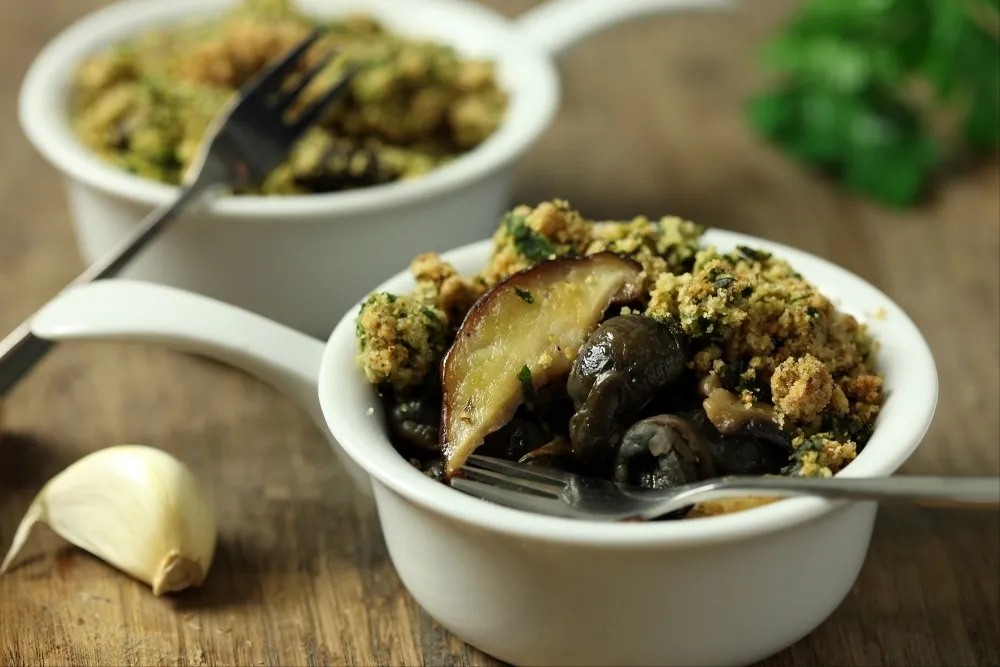 Image recette Cocotte d'escargots et champignons du moment, crumble façon persillade