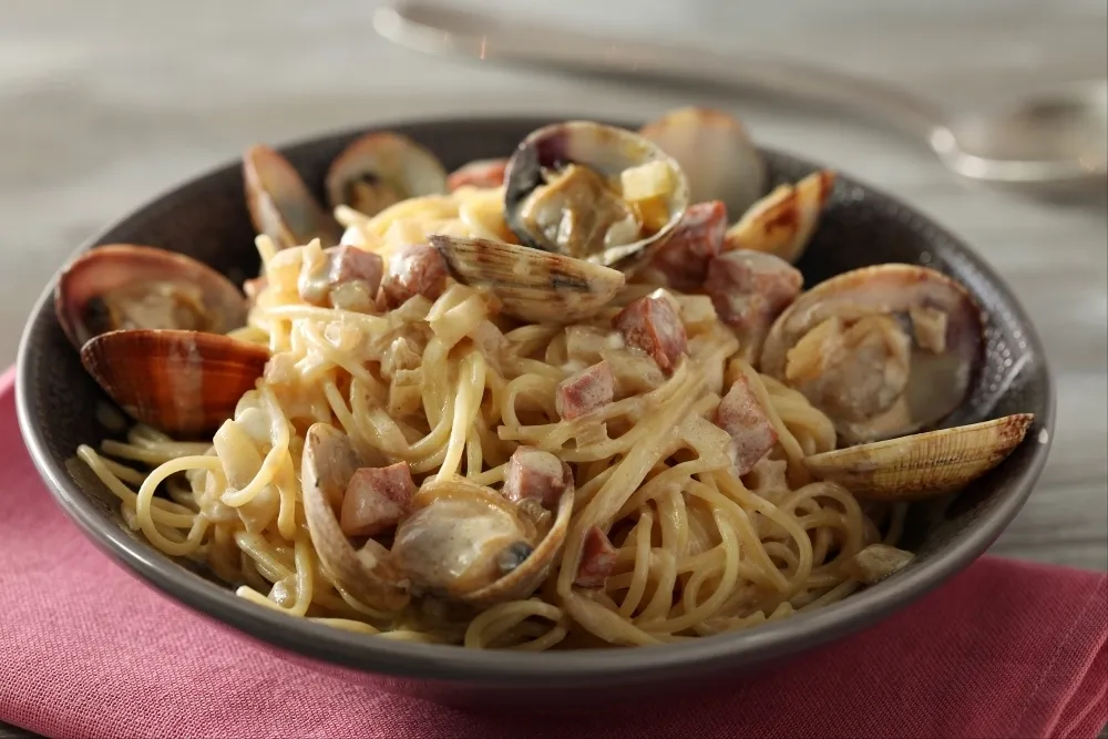 Spaghettini aux palourdes et chorizo, jus de vin blanc au céleri