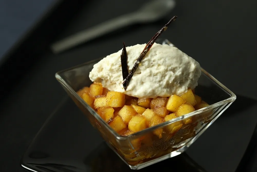 Image recette Wok de pommes au caramel de vanille, chantilly  de marron