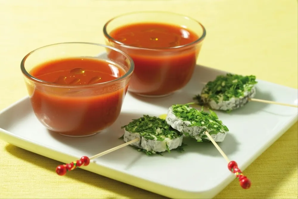 Image recette Gaspacho de légumes frais, sucette de Sainte-Maure en persillade