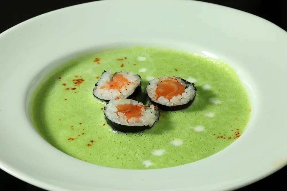 Rafraîchi de petits pois, maki tartare de saumon et crème aigrelette au wasabi