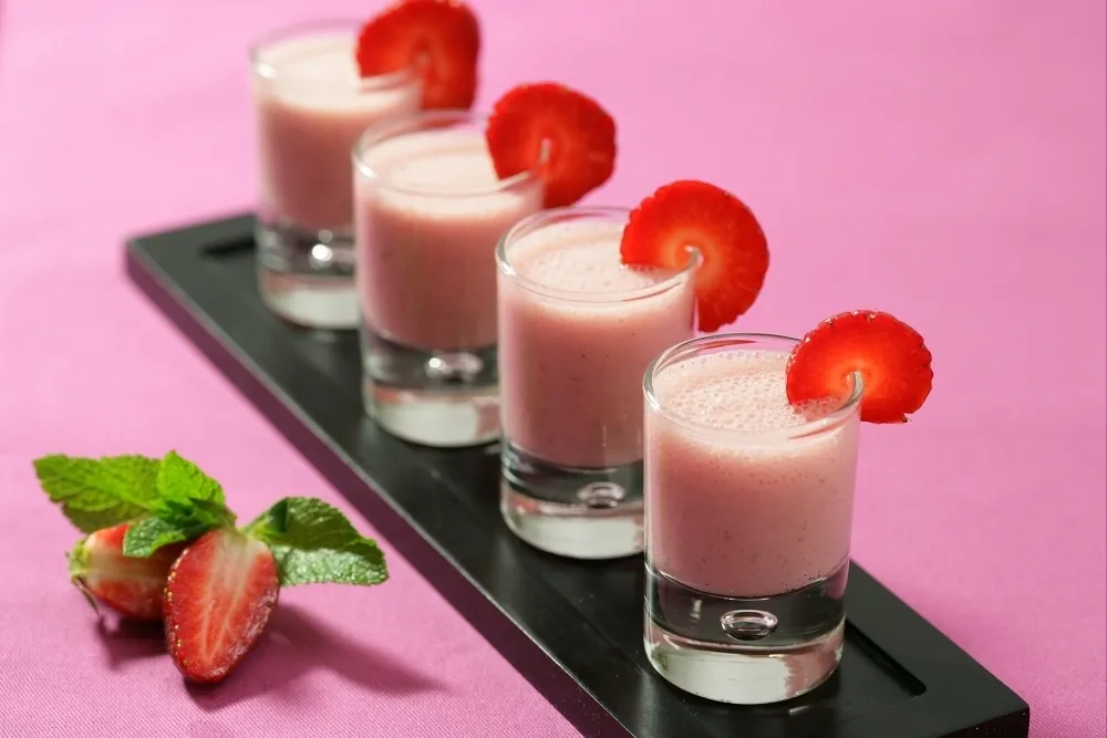 Milk-shake de fraise à la menthe fraîche