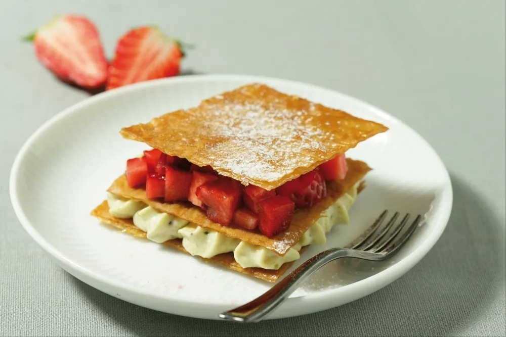 Image recette Mille-feuille de pâte filo à la pistache, fraises fraîches