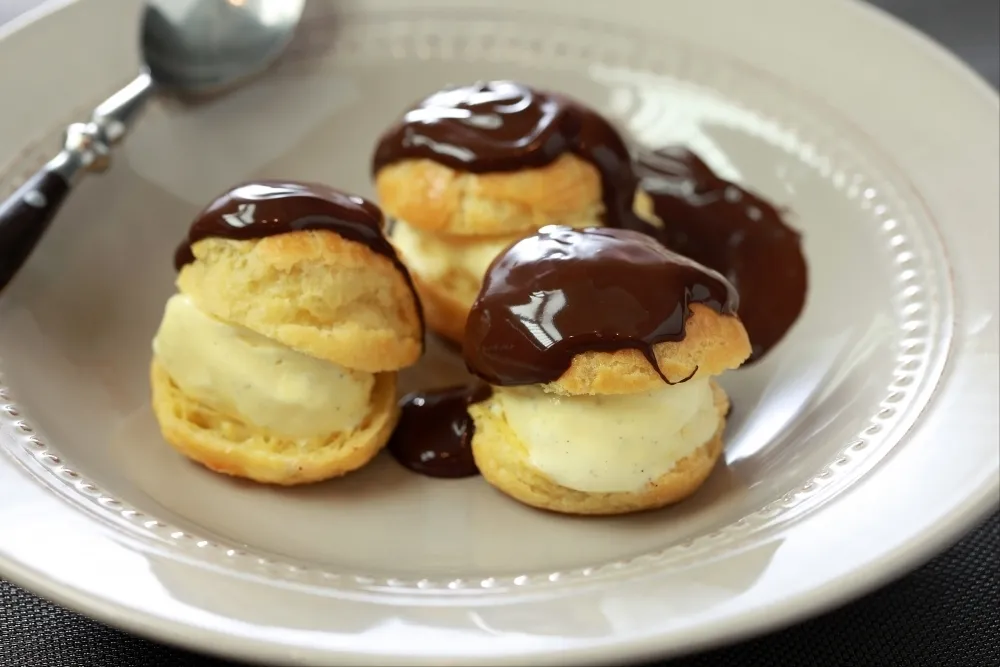 Profiterole à la vanille et sauce chocolat