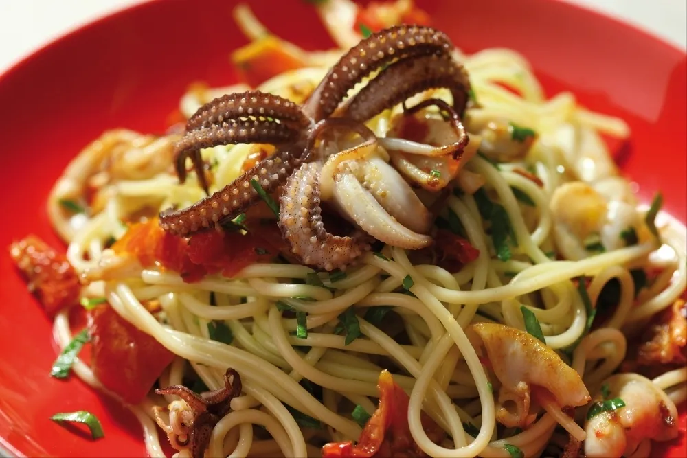 Image recette Spaghettoni aux calamars, persil et tomates confites