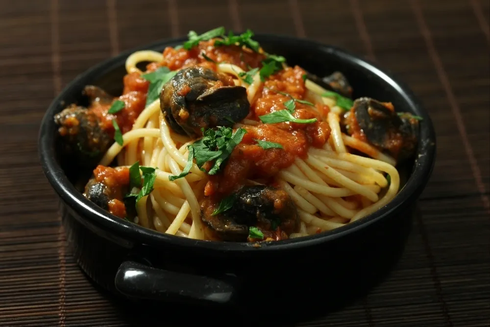 Image recette Spaghetti aux escargots, sauce tomate persillée