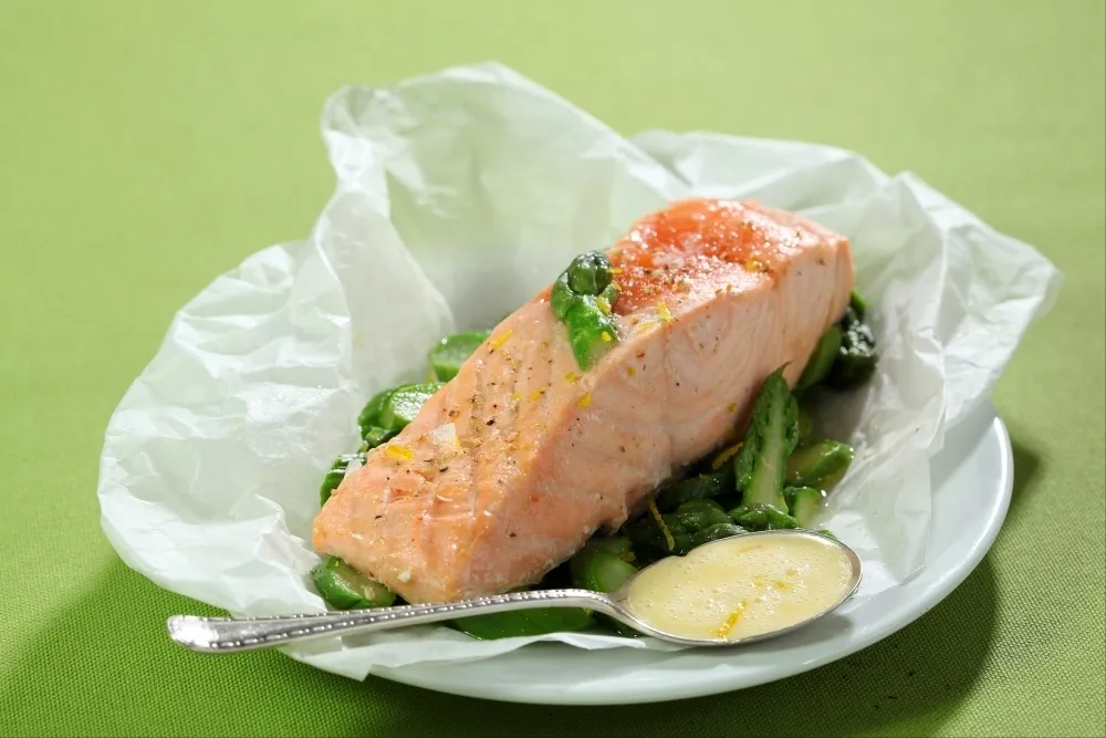 Image recette Papillote de saumon et asperges vertes au barbecue, beurre blanc aux zestes de pamplemousse
