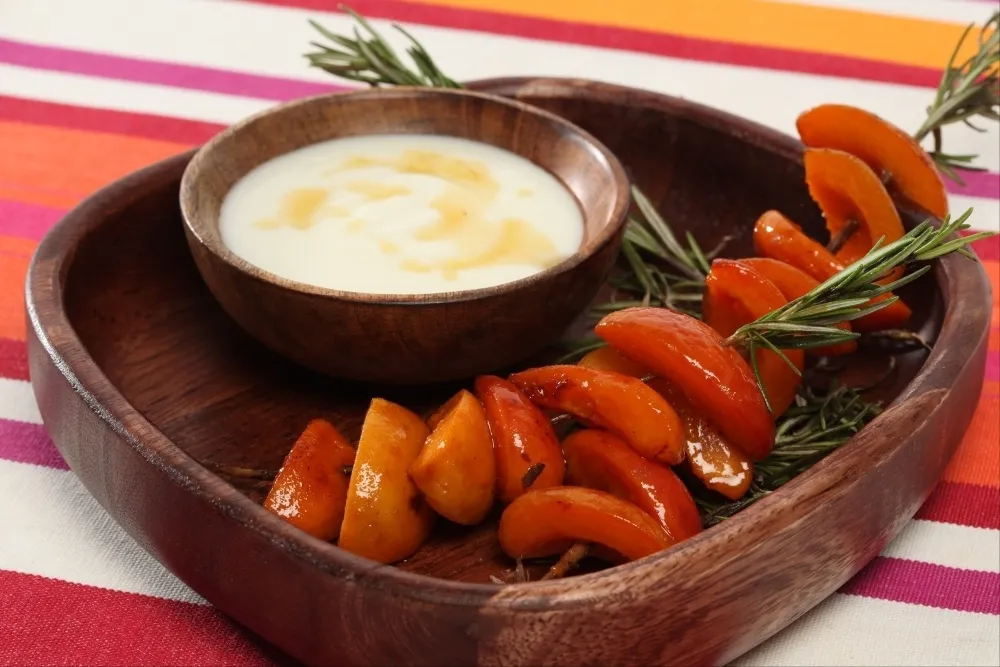 Image recette Brochette d'abricots au romarin sur barbecue, sauce yaourt et miel