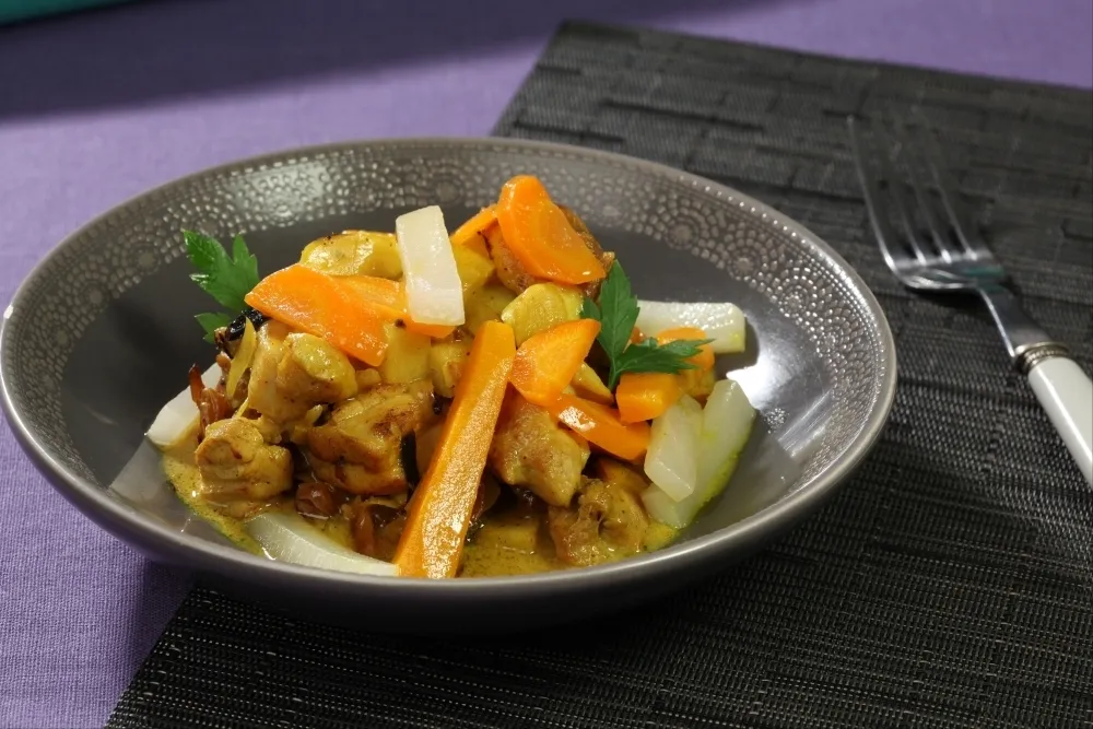 Curry de volaille aux épices douces, légumes de saison mijotés