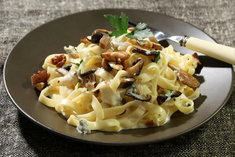 Image recette Tagliatelle au gorgonzola, champignons poêlés et noix