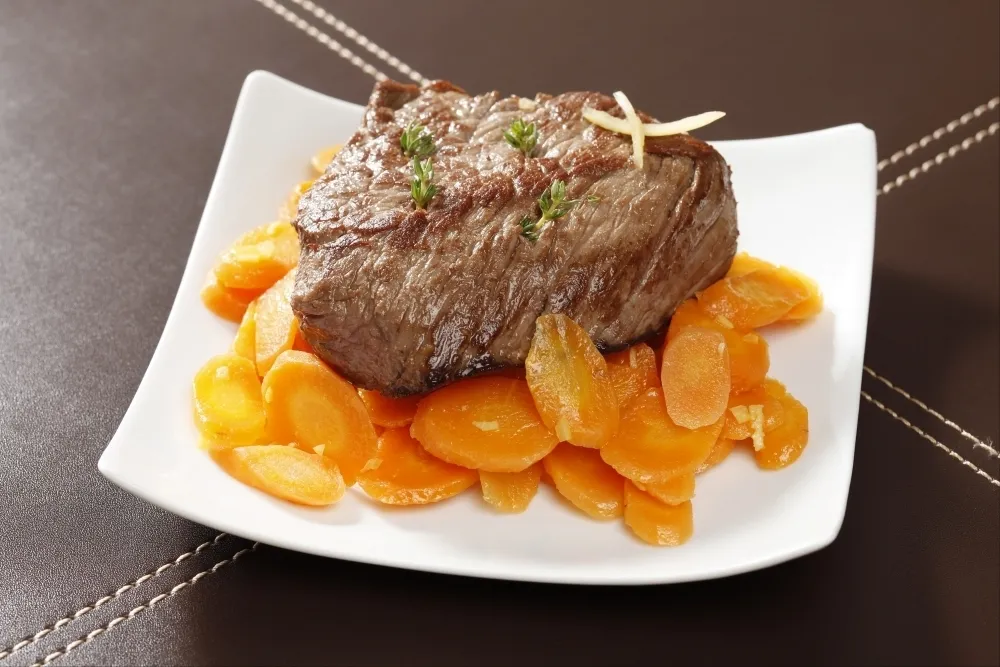 Image recette Pavé de boeuf piqué au thym, carottes fondantes au gingembre