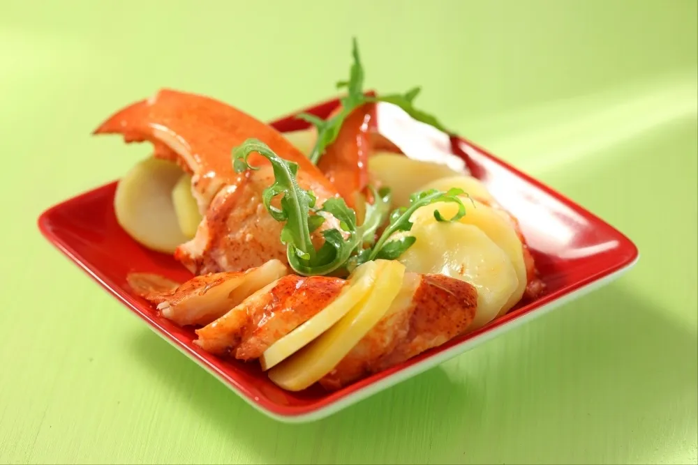 Image recette Salade de pommes de terre et homard poché au jus de coquillages