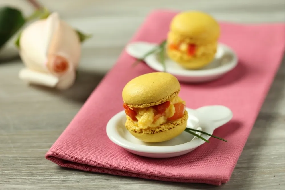 Image recette Macaron jaune d'oeuf, brouillade de saumon fumé et tomates séchées
