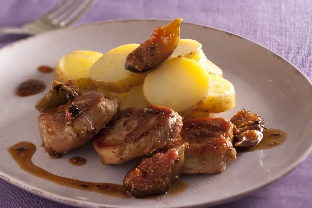 Image recette Médaillons de porc au miel et à la figue au poivre Voatsiperifery, grenailles confites
