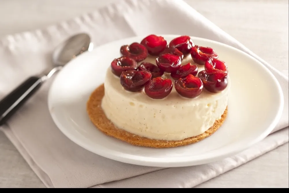 Image recette Cerises fraîches, tuile de sablé breton et mousse glacée aux oeufs et à la vanille