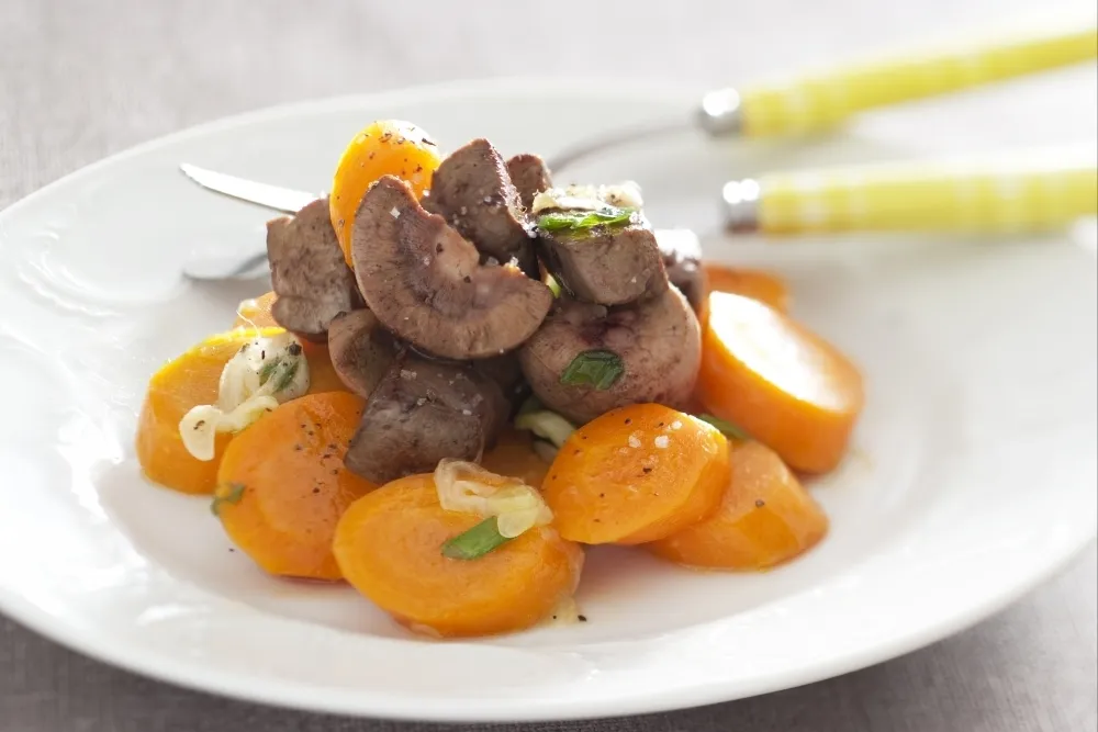 Image recette Foie et rognon d'agneau au mélange du trappeur, carottes glacées au sirop d'érable