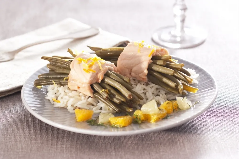 Image recette Ballottine de saumon au fagot de haricots verts et agrumes, riz étuvé aux baies
