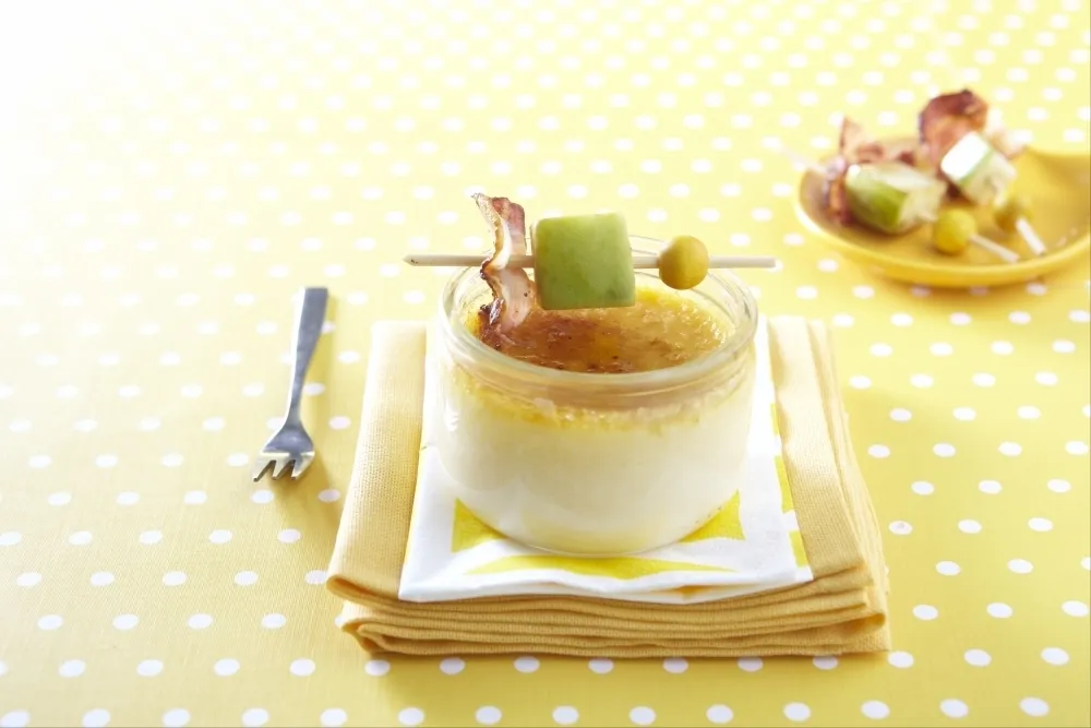 Image recette Crème brûlée au brie de Meaux, mini-brochette de pomme et lard croustillant