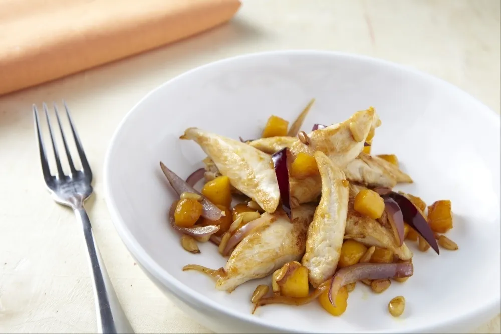 Image recette Fricassée d'aiguillettes de poulet à la mangue et aux oignons rouges