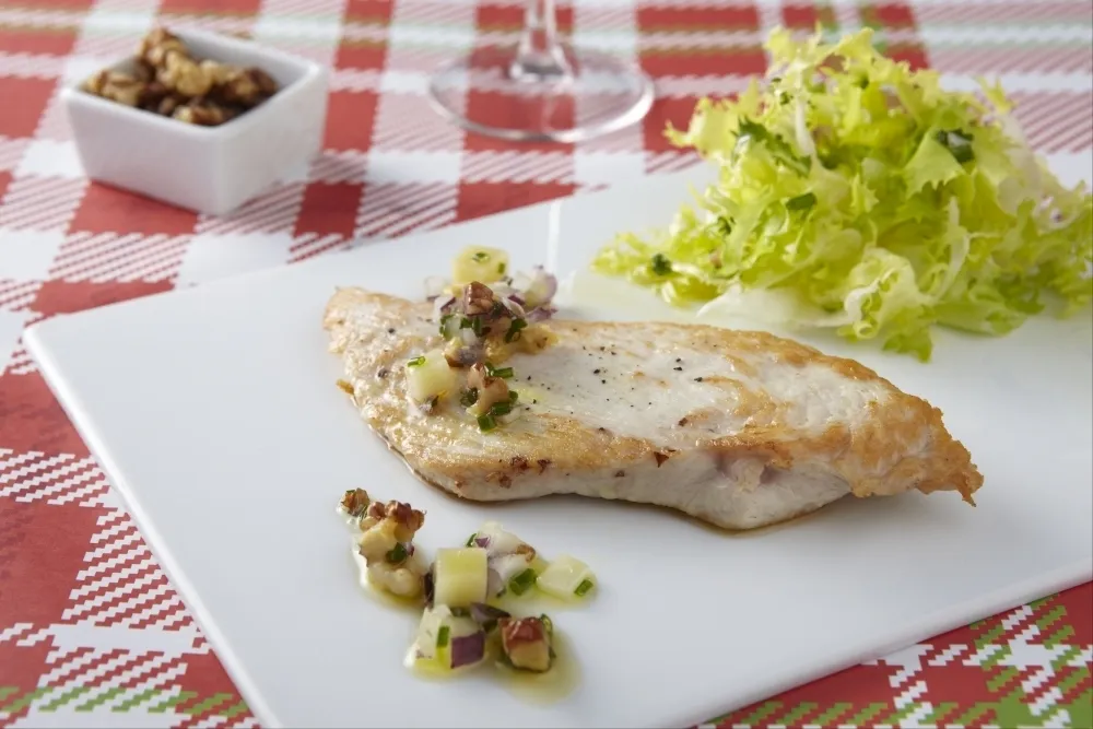 Escalope de dinde poêlée, vinaigrette aux noix