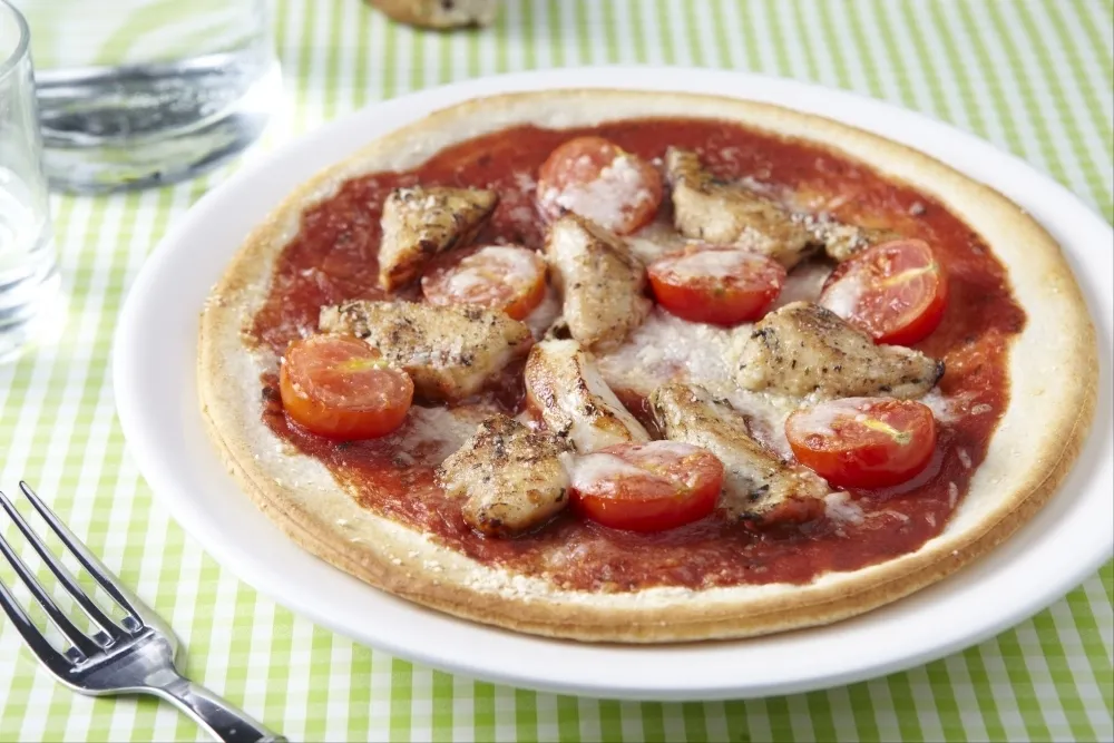Pizza poulet basilic, mozzarella, olive